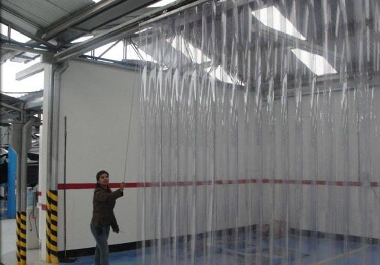 Rèm ngăn lạnh được lắp đặt trong một công xưởng