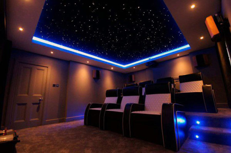 Phòng chiếu rạp thiết kế trần nhà ấn tượng với bầu trời sao và đính đèn led xung quanh