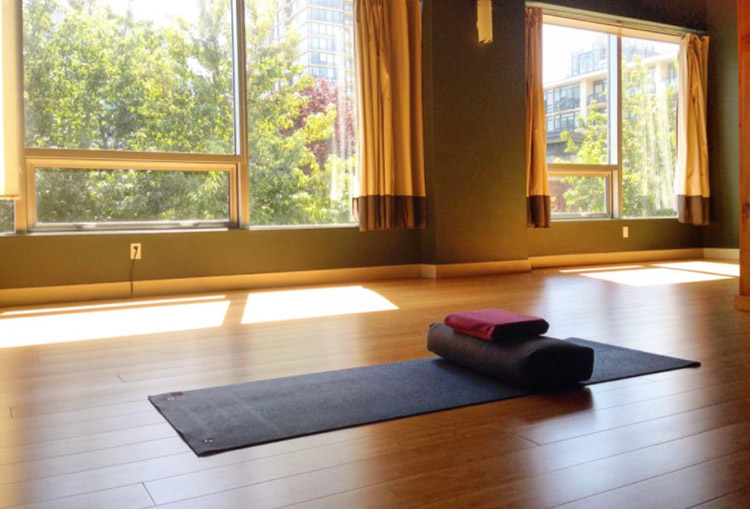 Phòng yoga cần nhiều bề mặt phẳng và ít vật cản trở