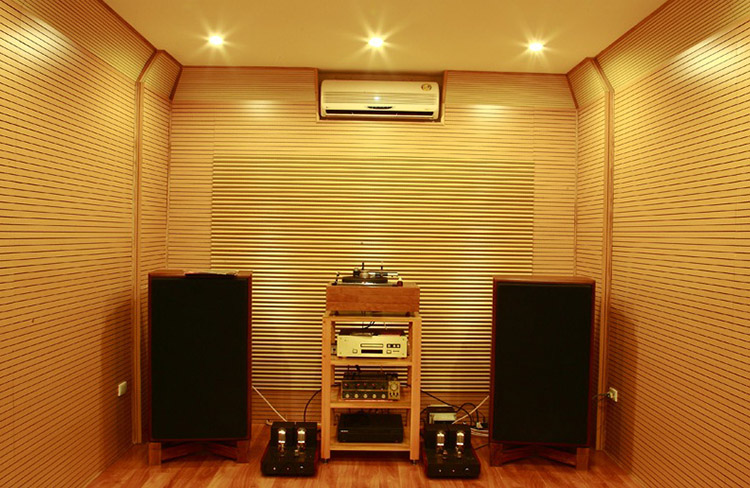 Tường và sàn trong phòng thu âm