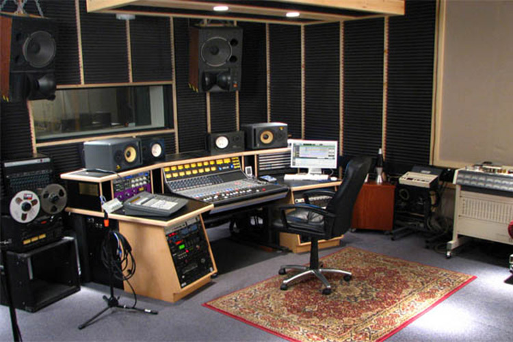 Phòng thu bố trí hợp lý từ dàn loa đến các thiết bị âm thanh hiện đại