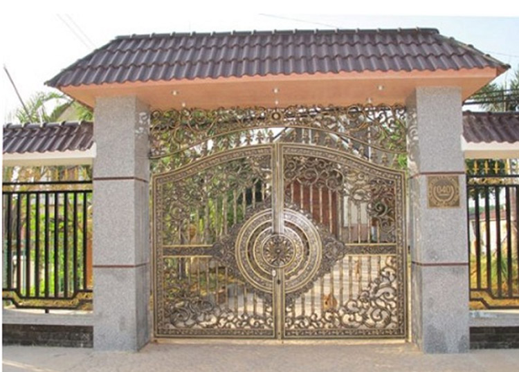 Nhà chữ L mái thái 2 tầng có thiết kế nóc thái kết hợp cổng sân vườn
