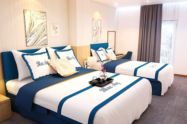 Phòng ngủ khách sạn tiện nghi với 2 giường đôi