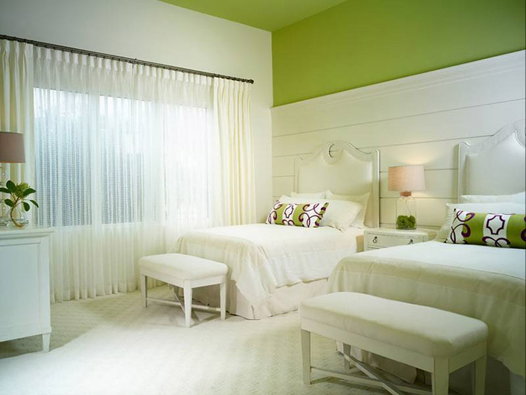Phòng ngủ đơn giản với tông màu trắng, xanh lá nhạt
