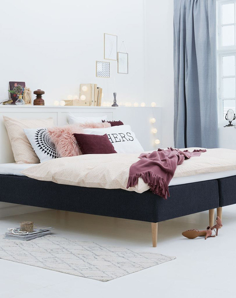 Mẫu phòng ngủ scandinavian với phụ kiện trang trí tạo điểm nhấn ấn tượng