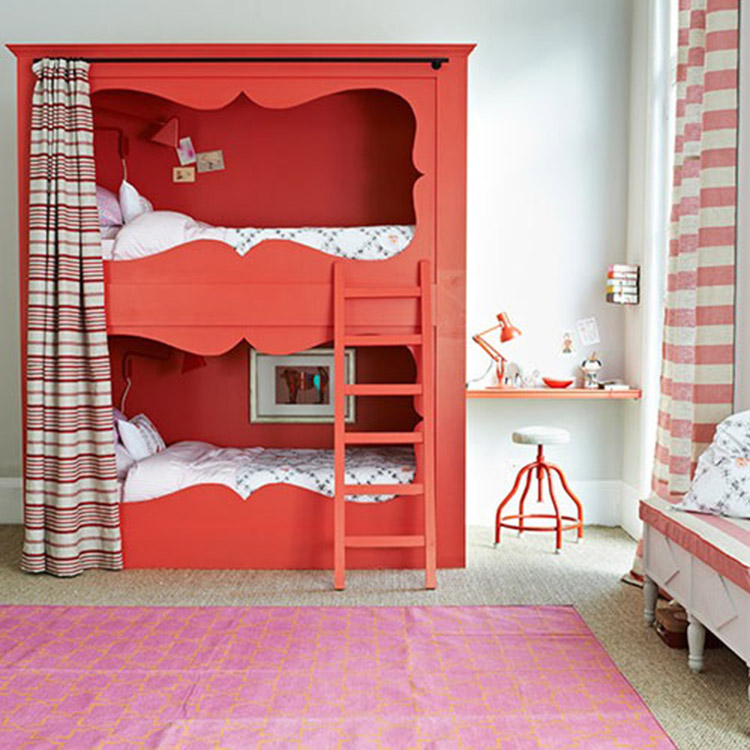 Phòng ngủ 2 giường có màu đỏ làm chủ đạo
