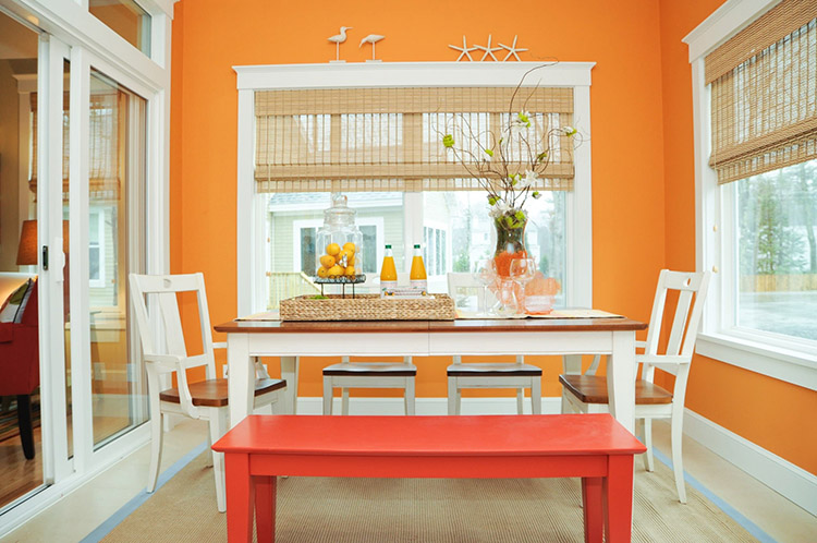 Phòng ăn màu trắng kết hợp cam 15m2