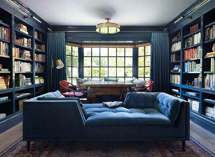 Phòng khách màu xanh dương cho người thích đọc sách